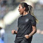 Vic Albuquerque comemora gol pelo Corinthians contra o Real Brasília no Brasileirão Feminino