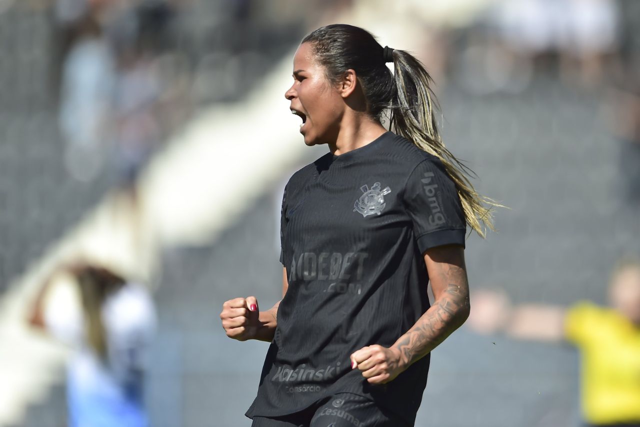 Vic Albuquerque comemora gol pelo Corinthians contra o Real Brasília no Brasileirão Feminino