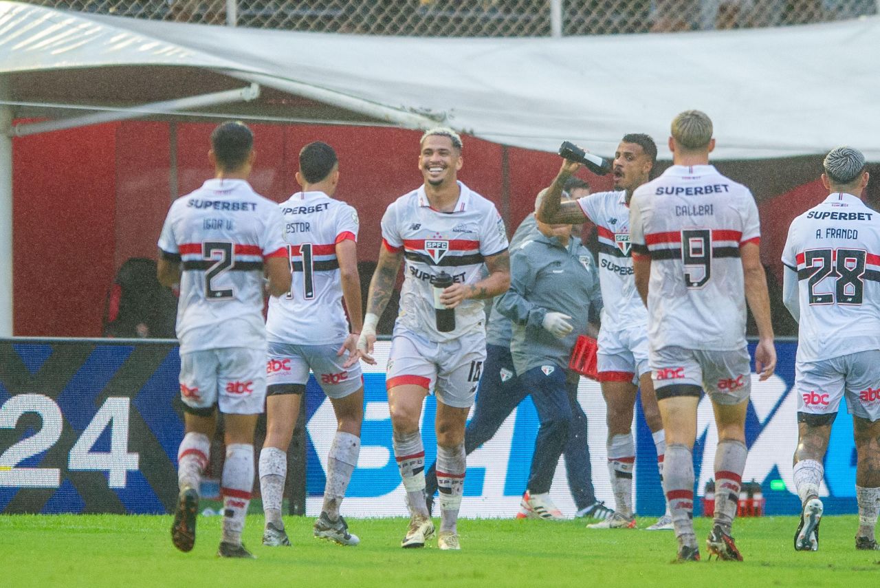 Luciano comemora gol no jogo Vitória x São Paulo