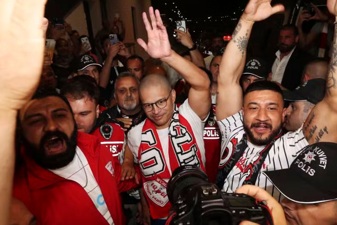 Alex foi recebido com grande festa na Turquia (Foto: Reprodução)