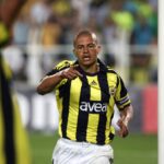 Alex em campo pelo Fenerbahçe (Foto: Bulent Kilic/AFP)
