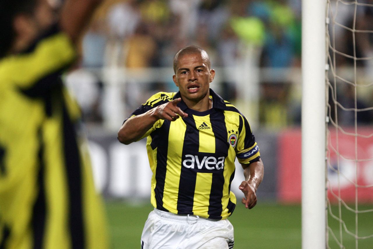 Alex em campo pelo Fenerbahçe (Foto: Bulent Kilic/AFP)