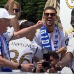 Ancelotti e Camavinga em meio à festa do Real Madrid (Foto: Reprodução)