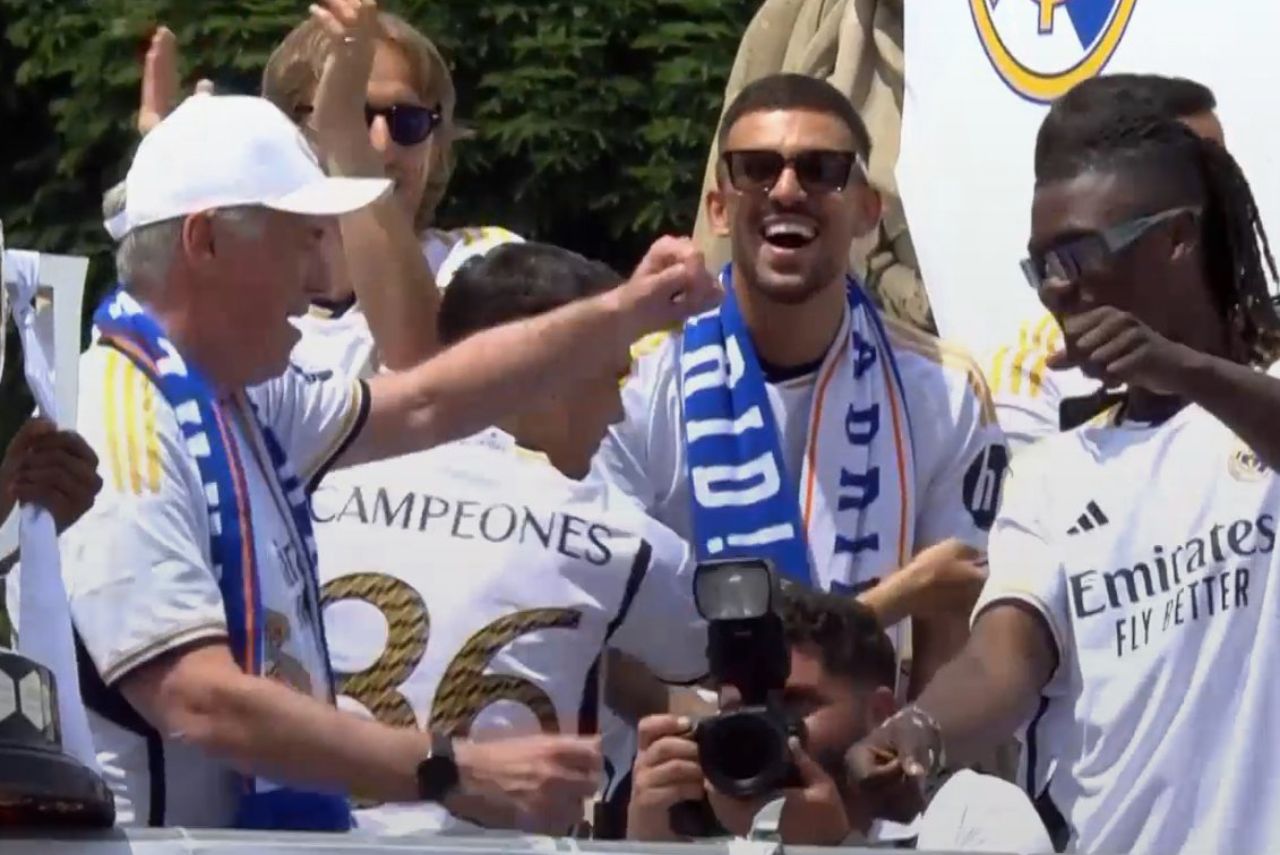 Ancelotti e Camavinga em meio à festa do Real Madrid (Foto: Reprodução)