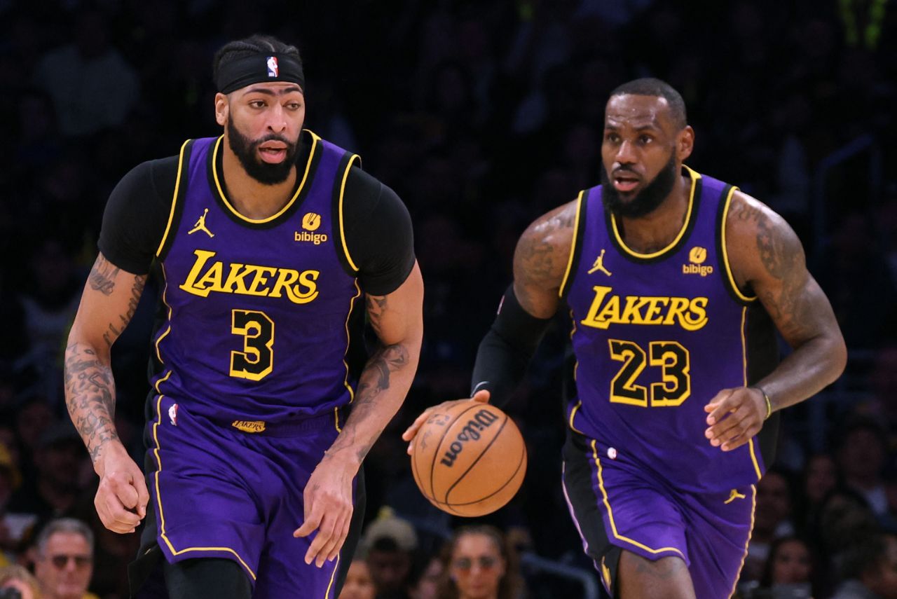 Anthony Davis e LeBron James, dos Los Angeles Lakers (Foto: Harry How/Getty Images via AFP)