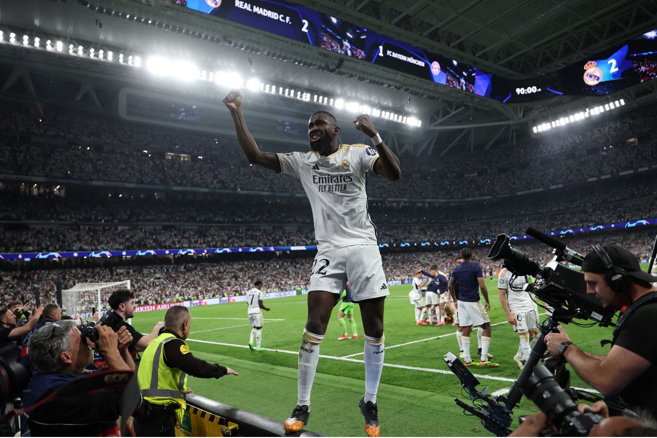 Rüdiger comemora virada do Real Madrid sobre o Bayern (Foto: Thomas Coex/AFP)