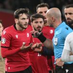 Árbitro é questionado em jogo entre Grécia e Geórgia nas eliminatórias da Eurocopa 2024 (Foto: Vano Shlamov/AFP)