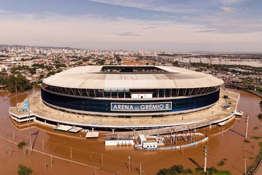 Arena do Grêmio foi atingida pelas fortes chuvas (Foto: Carlos Fabal/AFP)