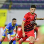 Lucas Di Yorio cobrando pênalti na vitória do Athletico. Foto: José Tramontin/athletico.com.br