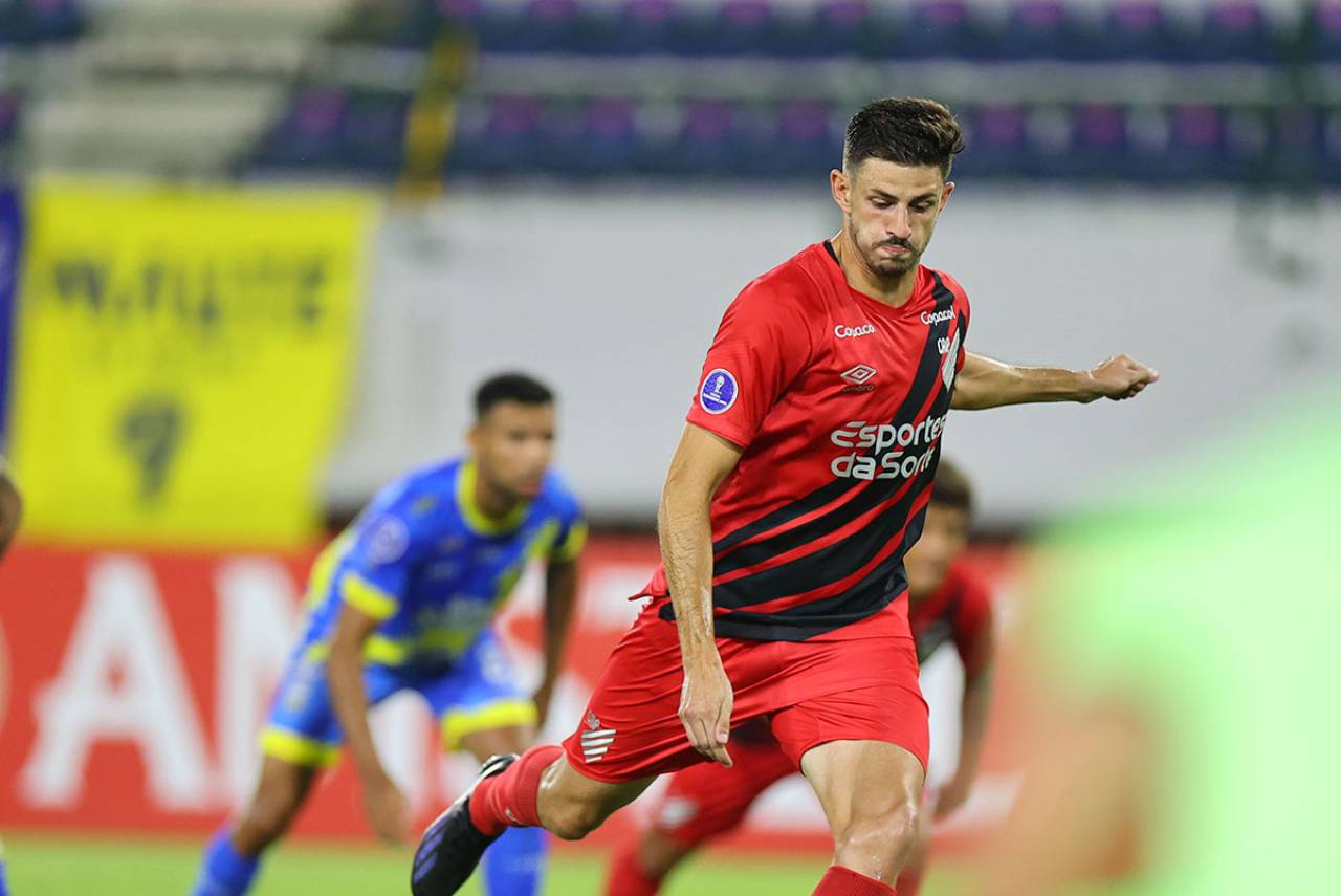 Lucas Di Yorio cobrando pênalti na vitória do Athletico. Foto: José Tramontin/athletico.com.br