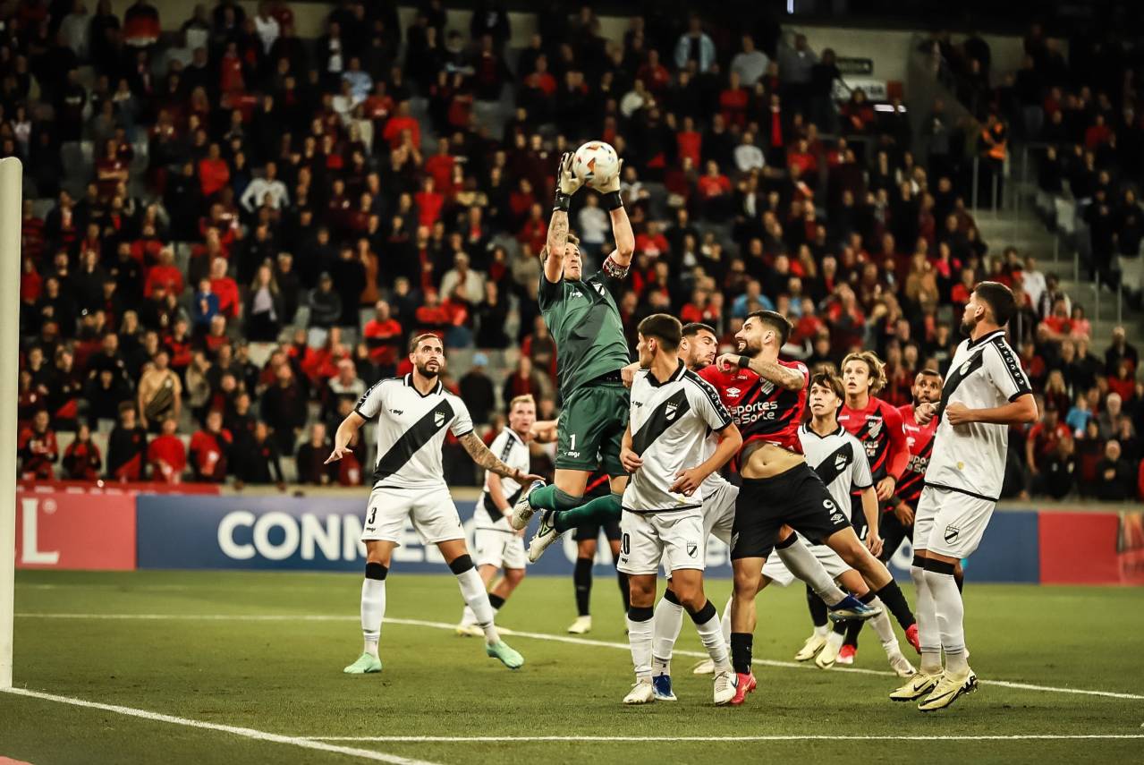 O Athletico, mesmo com a derrota, segue na liderança do grupo. Foto: Reprodução/X