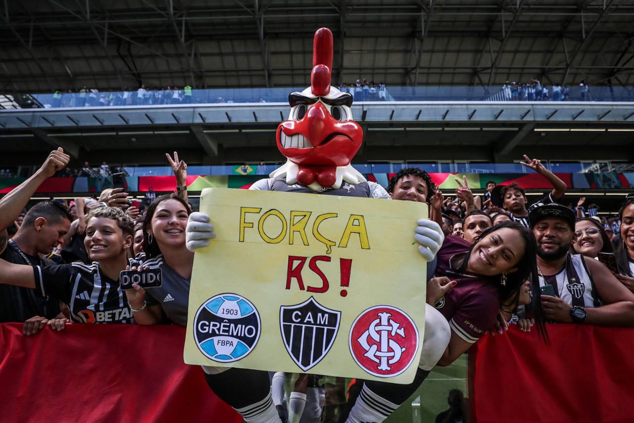 Esposa do Hulk fez a doação durante o treino aberto na Arena MRV. Foto: Reprodução/X