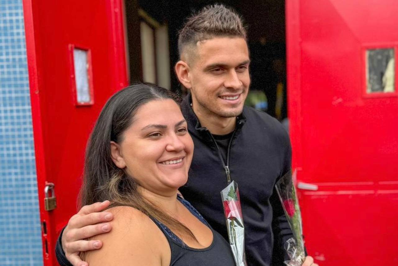 Borré entregando flores para as mães em um abrigo. Foto: Reprodução/X