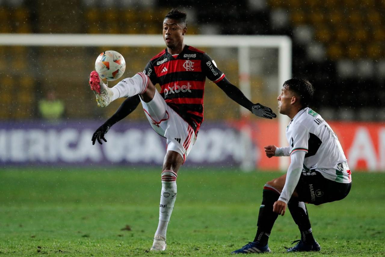 Bruno Henrique durante a partida contra o Palestino. Foto: JAVIER TORRES/AFP