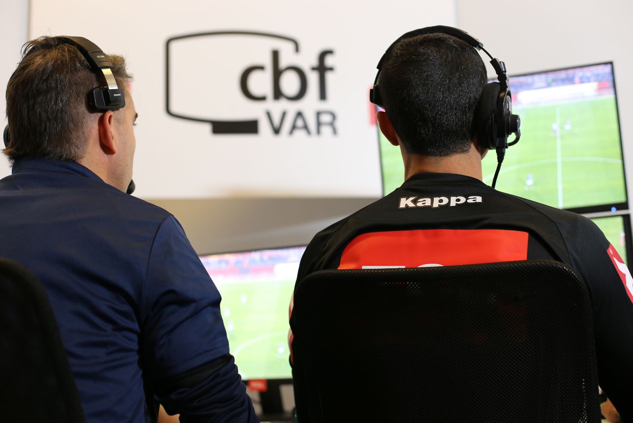 Tecnologia pode auxiliar decisões do VAR (Foto: Fernando Torres/CBF)