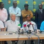 Marc Brys e Samuel Eto'o em coletiva de imprensa (Foto: Reprodução)