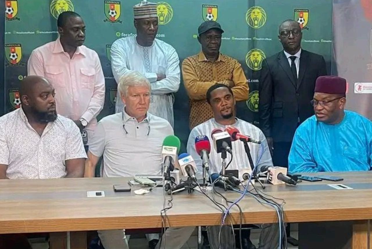 Marc Brys e Samuel Eto'o em coletiva de imprensa (Foto: Reprodução)