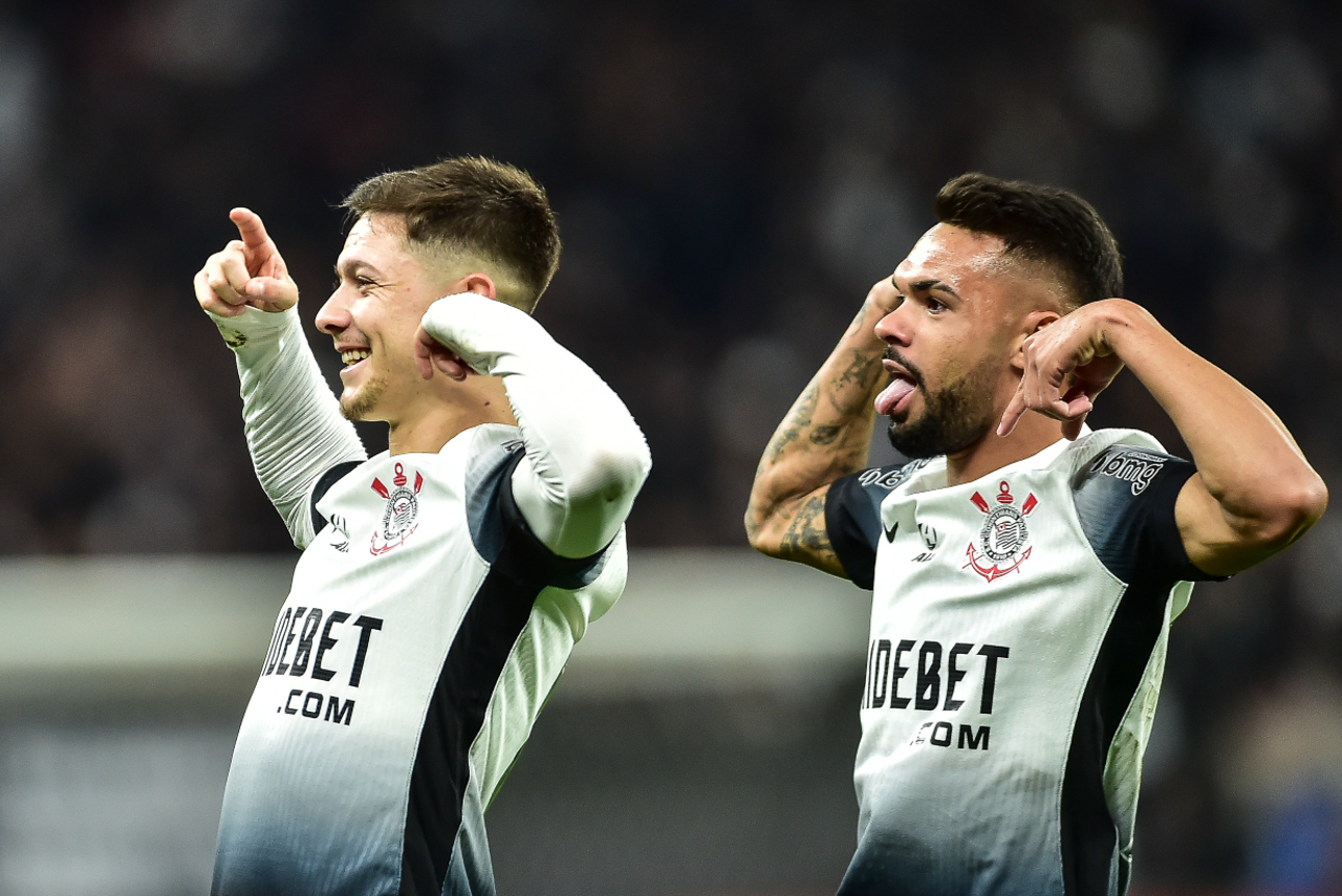 Rodrigo Garro comemora gol do Corinthians ao lado de Raniele