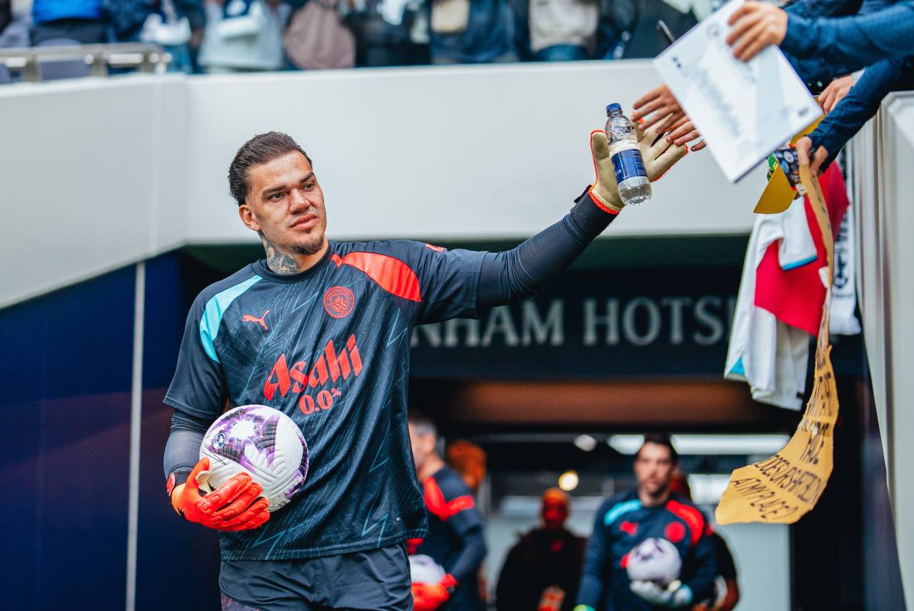 Ederson não gostou de ser substituído por Guardiola. Foto: Reprodução/X