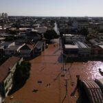 As enchentes deixaram milhares de desabrigados. Foto: FLORIAN PLAUCHEUR/AFP