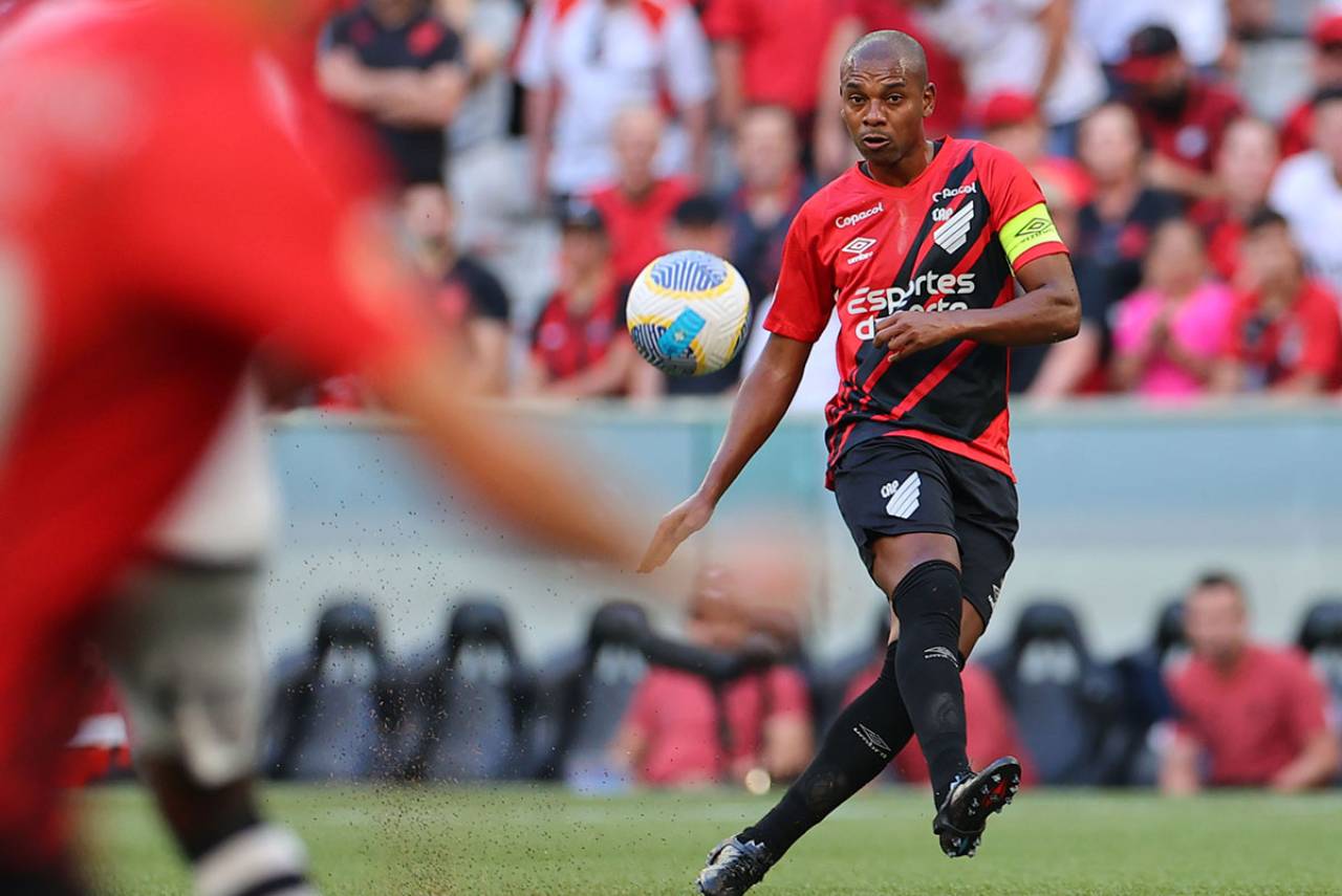 O Athletico agora torce contra o Botafogo para manter liderança. Foto: Reprodução/X