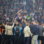 Despedida de Mbappé com companheiros de PSG (Foto: Denis Charlet/AFP)