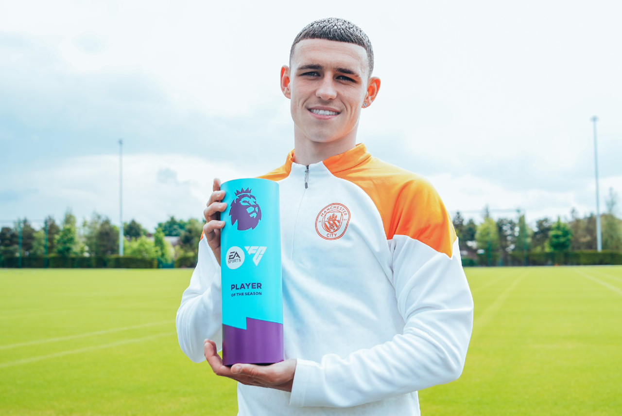 Phil Foden com o prêmio de melhor jogador da Premier League