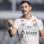 Giuliano marcou o último gol na vitória do Santos. Foto: Raul Baretta/ Santos FC.