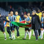 Treinador e jogadores do Grêmio com a bandeira do Rio Grande do Sul. Foto: Lucas Uebel/Grêmio