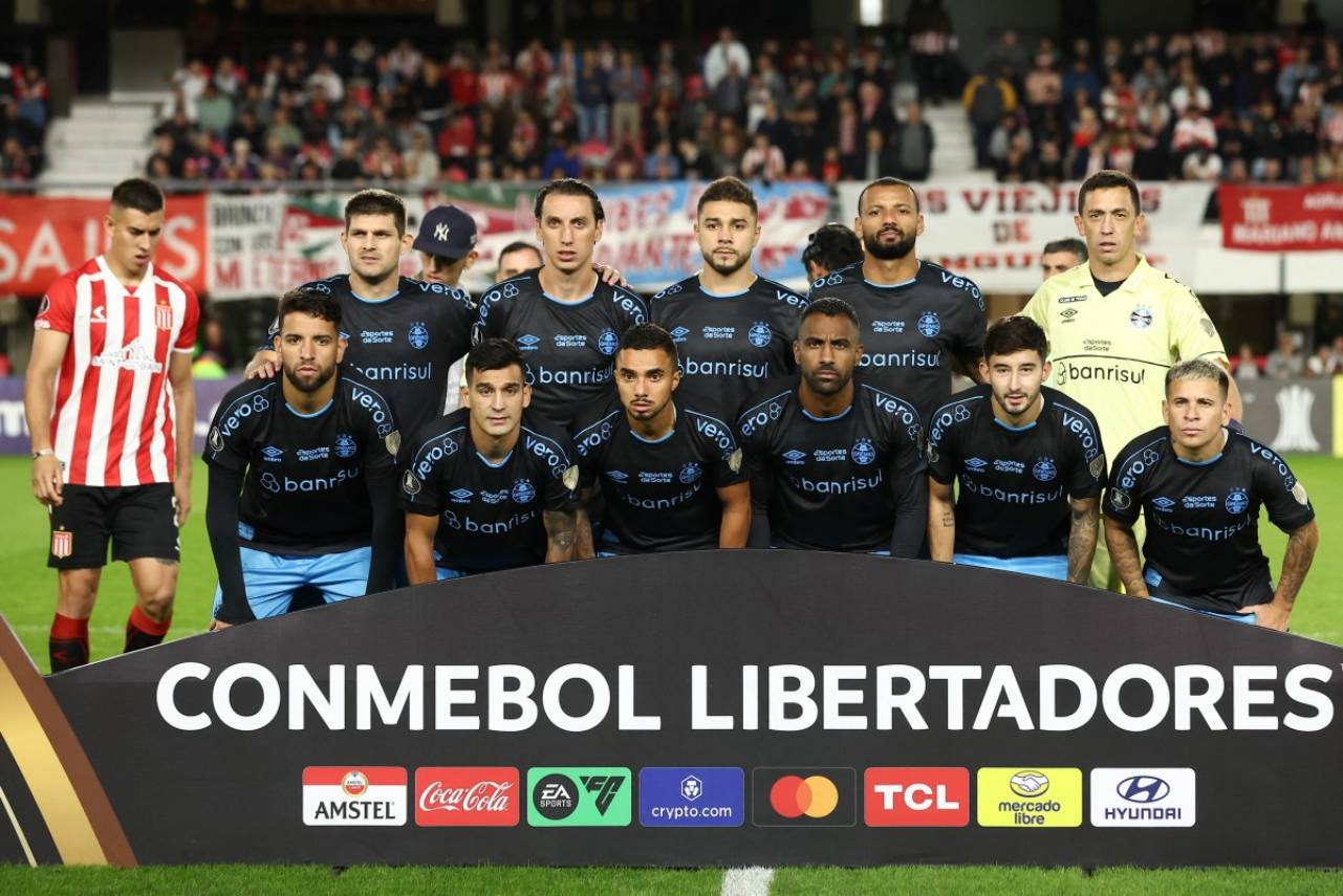 A Conmebol adiou duas rodadas da dupla Grenal por conta das enchentes. Foto: ALEJANDRO PAGNI/AFP