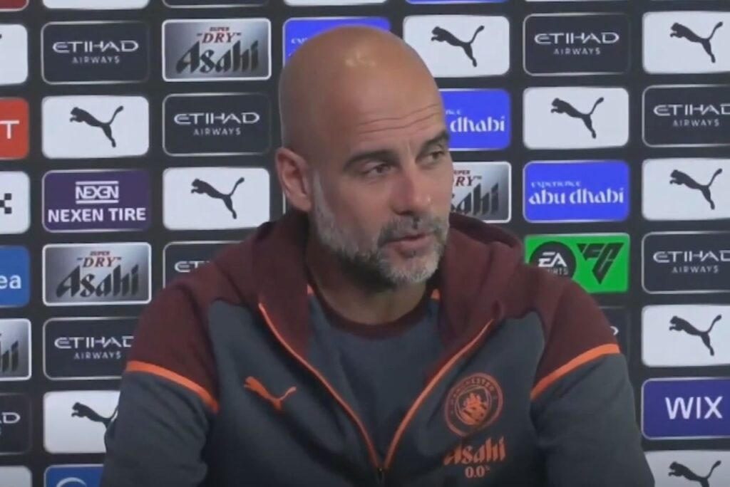 Pep Guardiola em coletiva de imprensa (Foto: OneFootball/Reprodução)