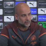 Pep Guardiola em coletiva de imprensa (Foto: OneFootball/Reprodução)