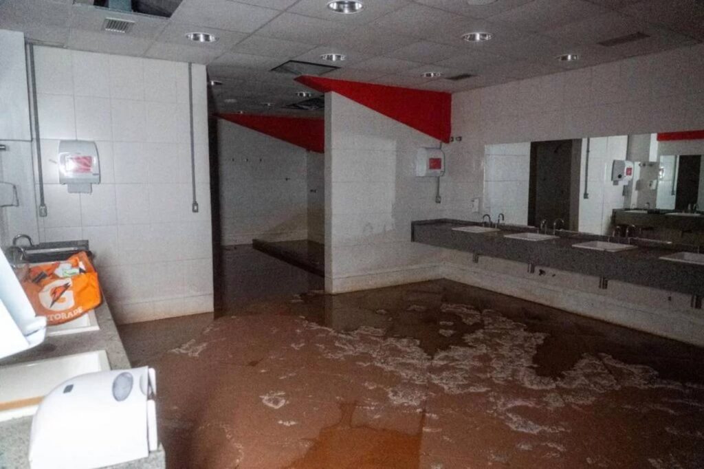 Os banheiros ficaram cheio de lama. Divulgação/Internacional