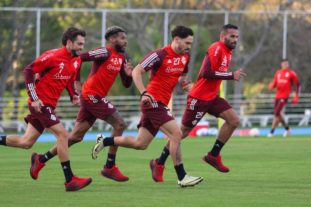 Jogadores do Internacional durante treino na PUC-RS. Foto: Ricardo Duarte/Internacional