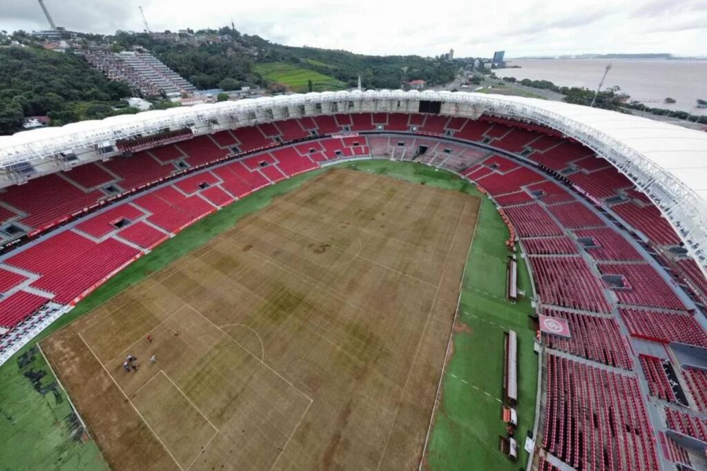 Gramado do Beira-Rio parcialmente destruído. Foto: Divulgação/Internacional