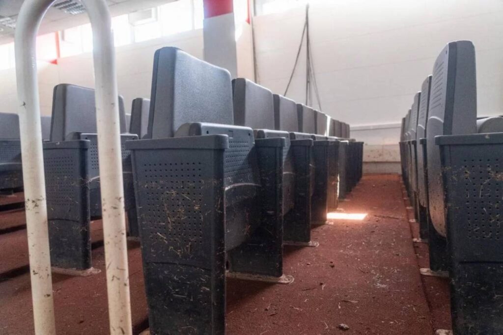 A sala de imprensa também ficou com restos de lama. Divulgação/Internacional