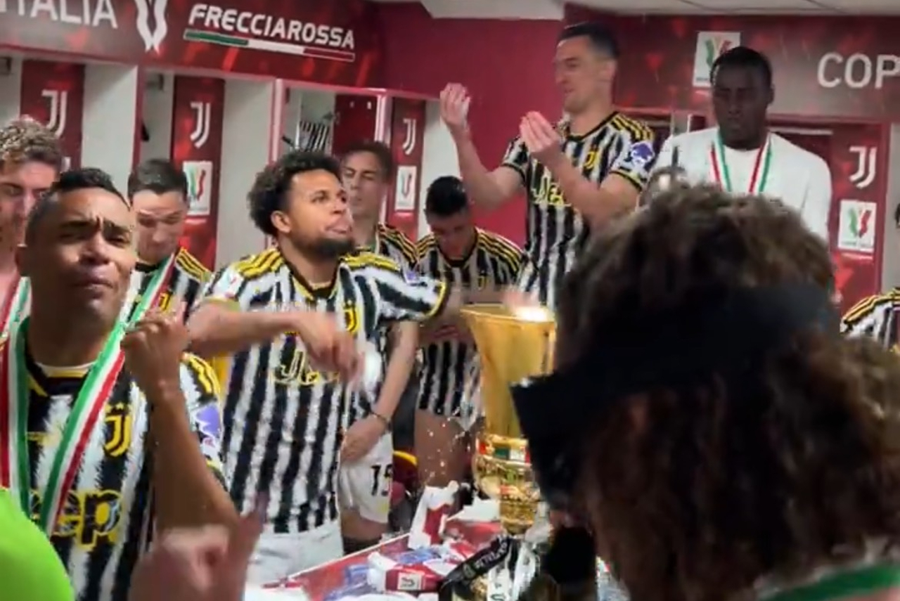 Jogadores da Juventus dançando