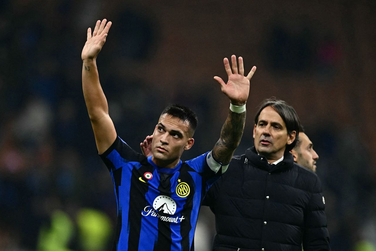 Lautaro Martínez e Simone Inzaghi, da Inter de Milão (Foto: Gabriel Bouys/AFP)