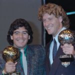 Maradona com o prêmio de Bola de Ouro em 1986 (Foto: Pascal George/AFP)