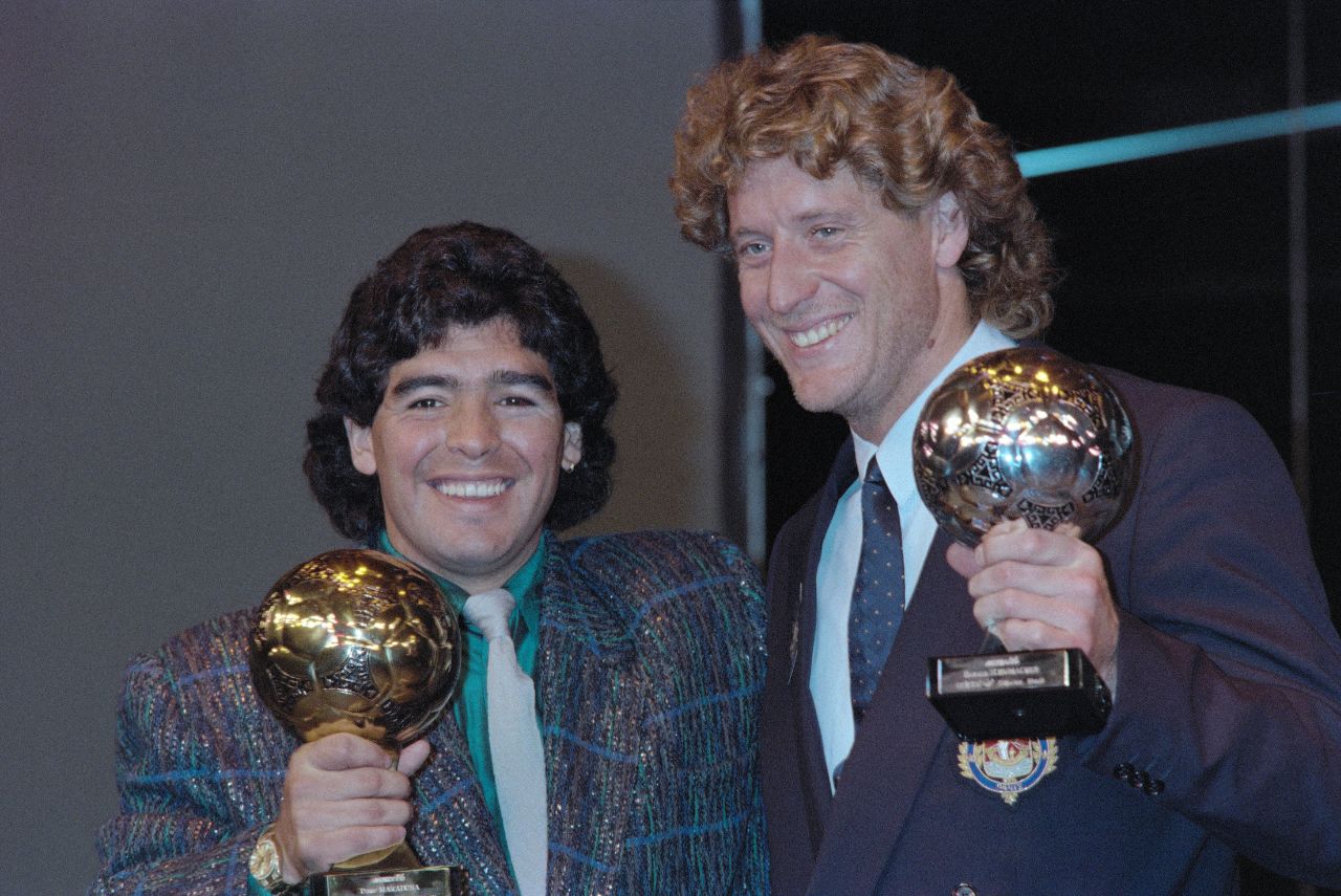 Maradona com o prêmio de Bola de Ouro em 1986 (Foto: Pascal George/AFP)