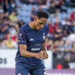 Yerri MIna está em fim de contrato na Inglaterra. Foto: Reprodução/Facebook