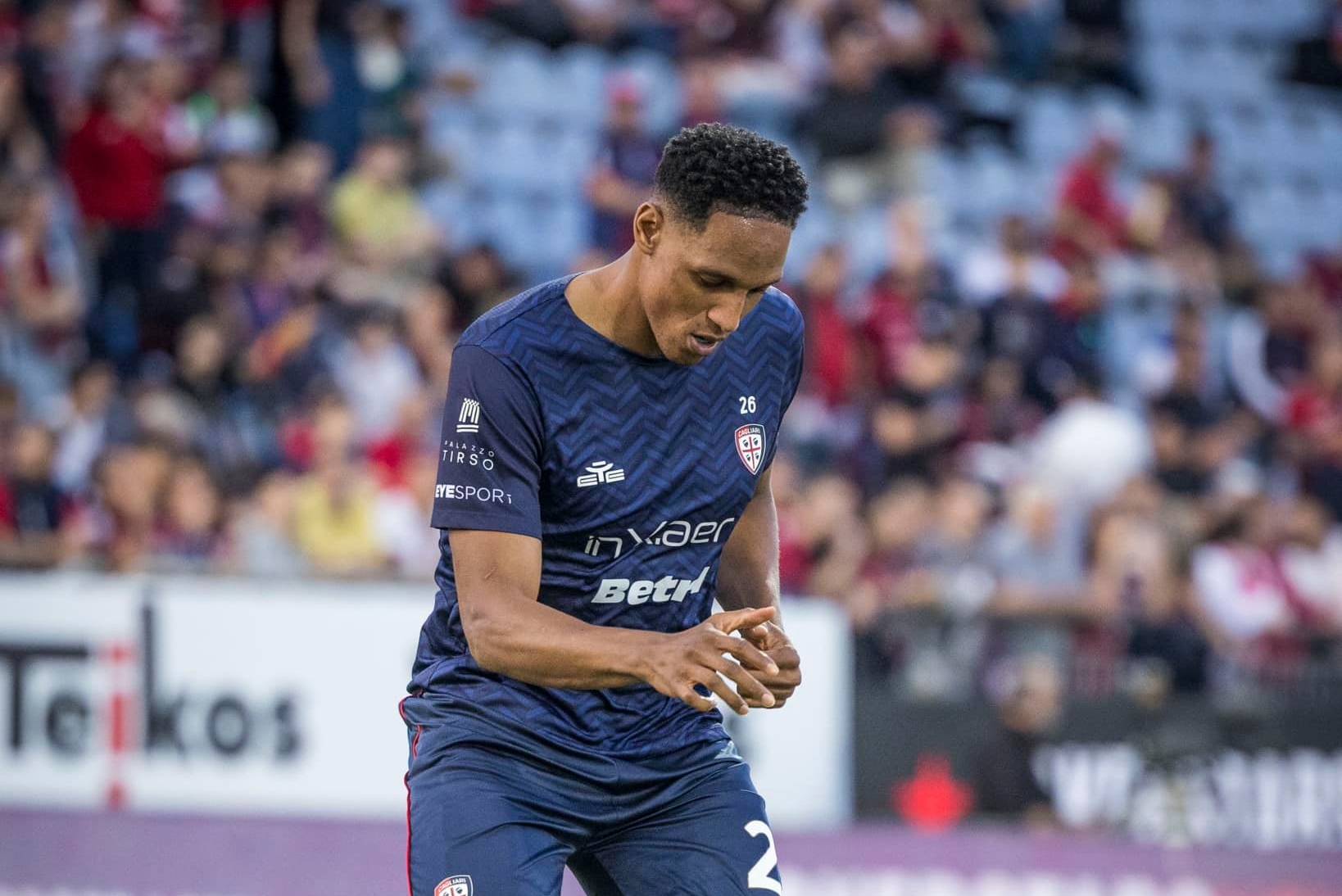 Yerri MIna está em fim de contrato na Inglaterra. Foto: Reprodução/Facebook