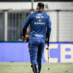 João Paulo apareceu de muleta no segundo tempo do jogo. Foto: Raul Baretta/ Santos FC.