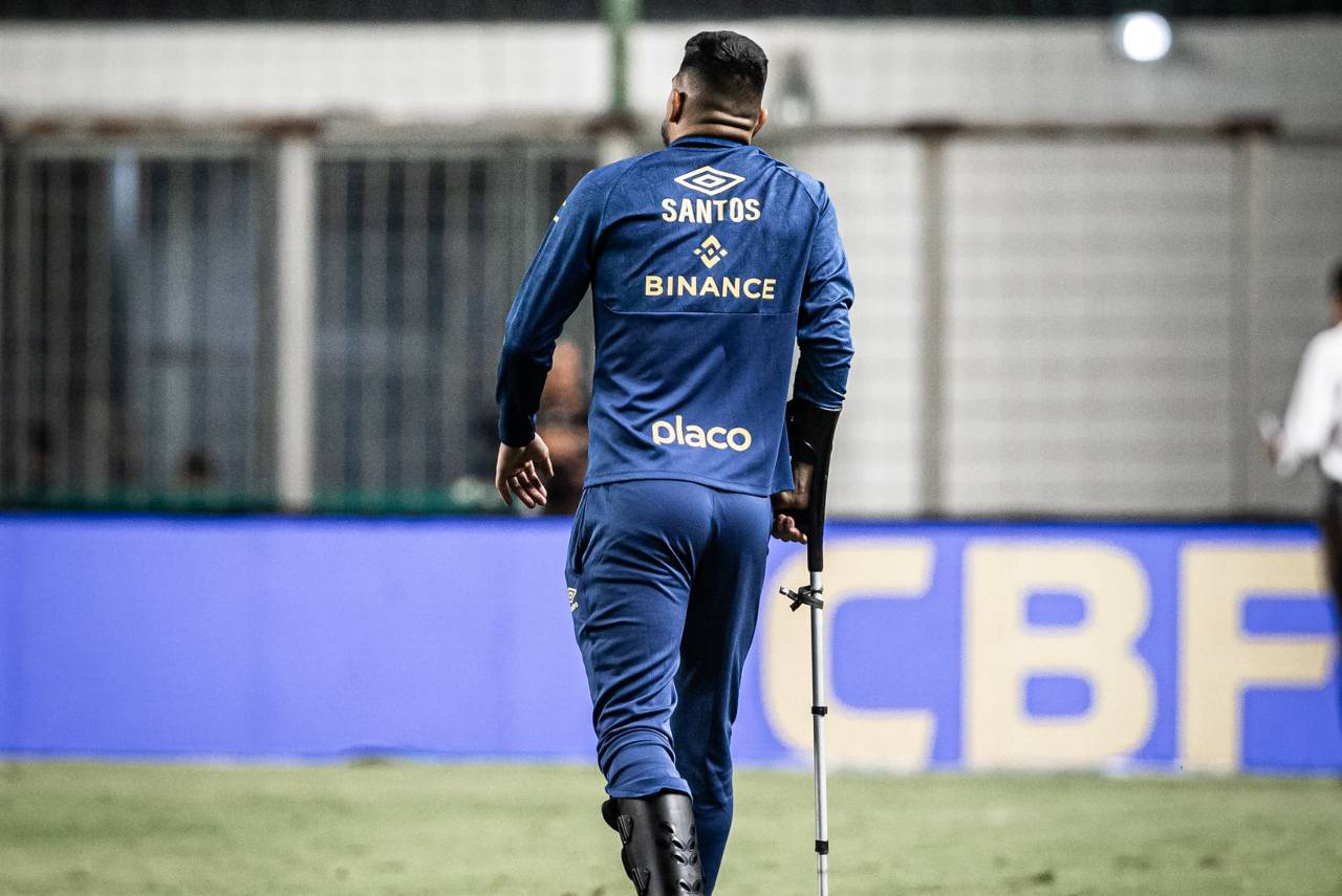 João Paulo apareceu de muleta no segundo tempo do jogo. Foto: Raul Baretta/ Santos FC.