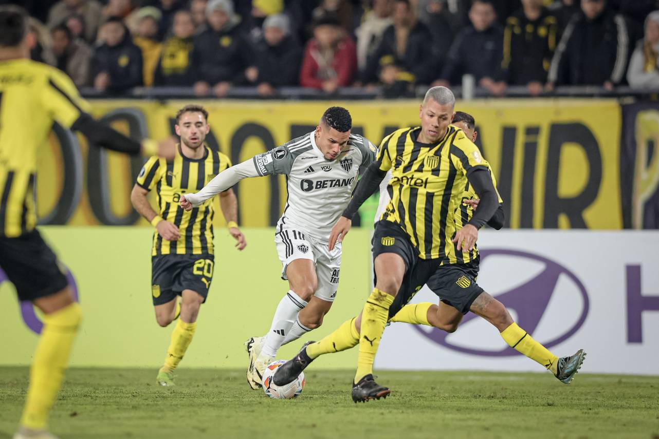 Paulinho não conseguiu ajudar a equipe a bater o Peñarol. Foto: Pedro Souza/Atlético