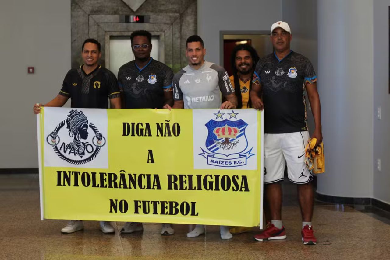Paulinho recebeu visita do Raízes FC (Foto: Maria Amanda)