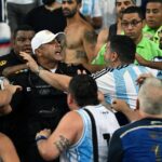 Torcedores da Argentina em confronto com a polícia no estádio do Maracanã (Foto: Carl de Souza/AFP)