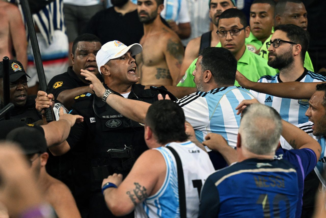 Torcedores da Argentina em confronto com a polícia no estádio do Maracanã (Foto: Carl de Souza/AFP)