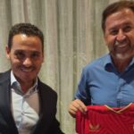 José Maria del Nido, do Sevilla, e Augusto Melo, do Corinthians (Foto: Reprodução)