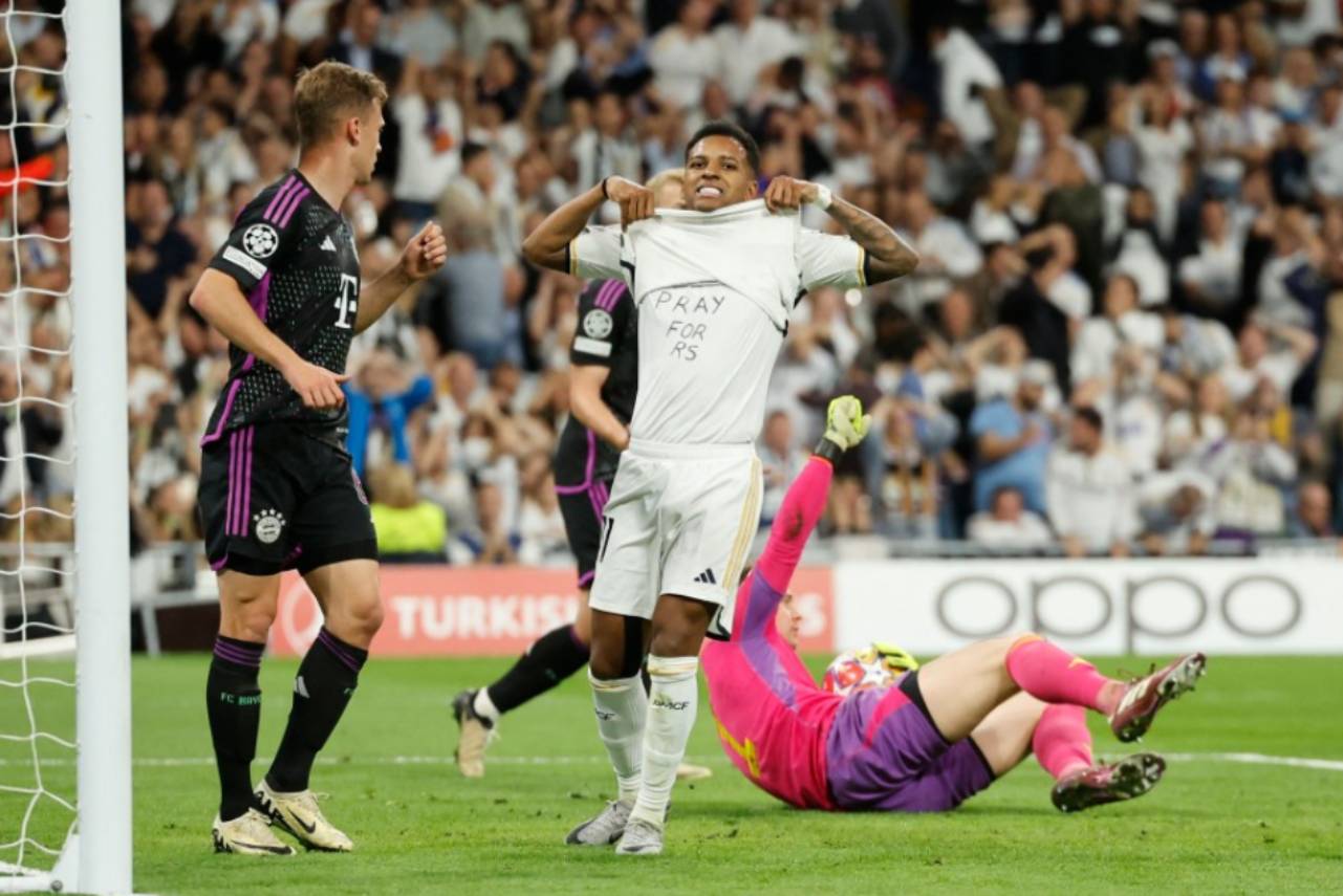 Rodrygo se lamentando de um gol perdido pelo Real Madrid. Foto: OSCAR DEL POZO/AFP